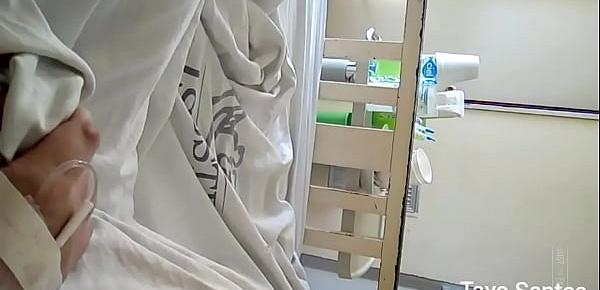  Enseñando la verga a Militar en Hospital | Masturbándome en baño de Cirujía   Lechazo